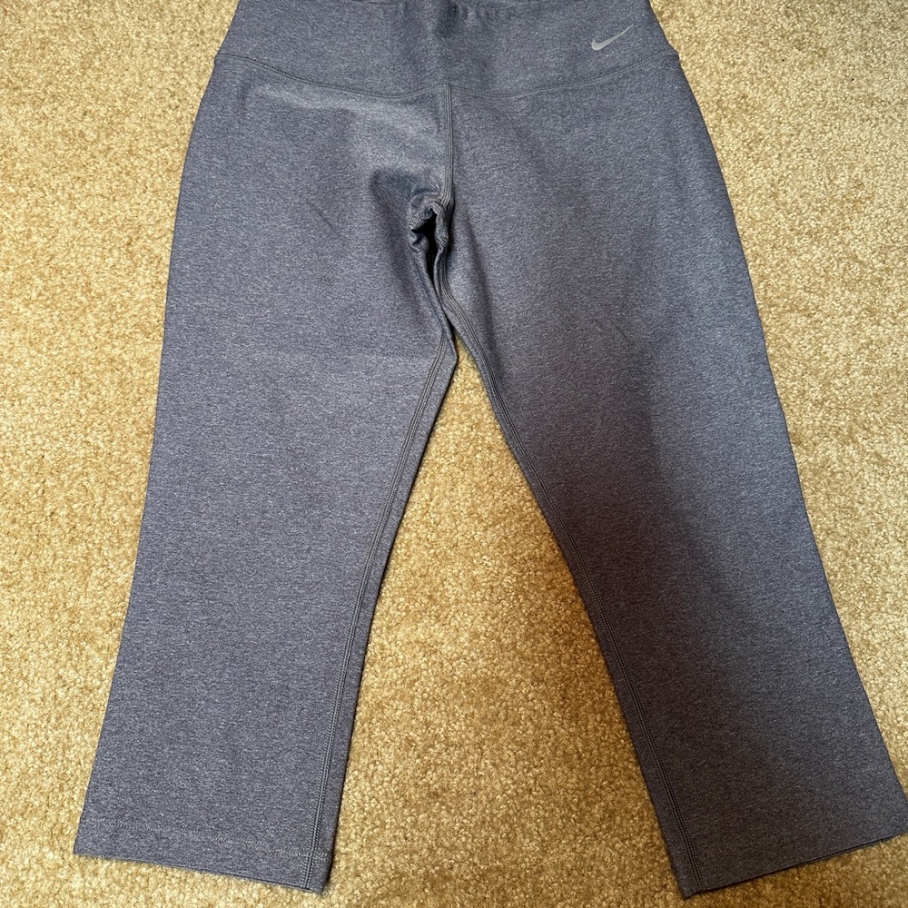 Nike Women Gray Leggings